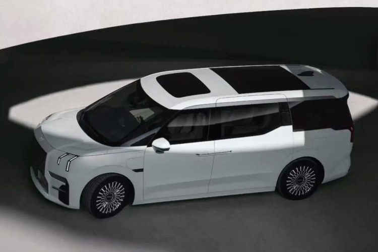 DVề trang bị vận hành, EM90 có mô tơ điện gắn phía sau cho công suất lên tới 268 mã lực. Đây cũng là khối động được sử dụng trên phiên bản tiêu chuẩn của Zeekr 009. Ngoài ra, mẫu MPV Trung Quốc Zeekr 009 còn có một phiên bản cao cấp hơn có thiết lập mô tơ đôi cho công suất lên tới 536 mã lực, đi kèm dẫn động bốn bánh. 