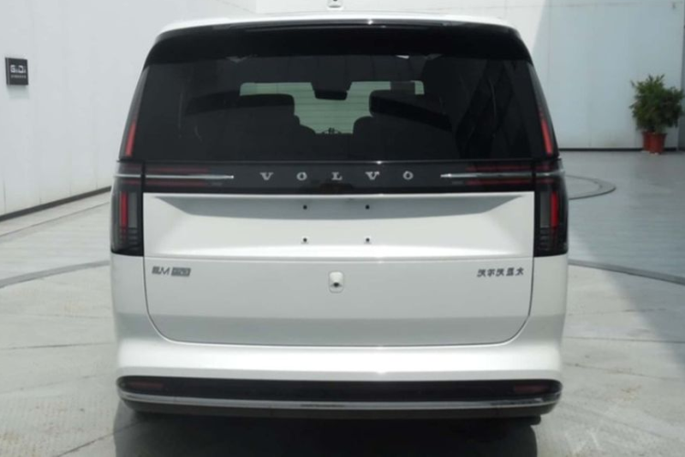 Có thể nhận ra điều này bởi cột trụ, vị trí đặt gương chiếu hậu, tay nắm cửa và camera phía trước của cả hai mẫu xe này giống hệt nhau. Tuy nhiên, phần mặt trước và mặt sau của mẫy MPV điện Volvo EM90 vẫn sở hữu những chi tiết mang DNA của thương hiệu Thụy Điển như cụm đèn hậu hình chữ T hay đèn pha.