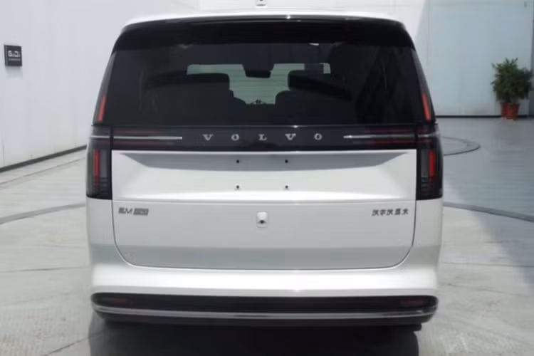 Có thể nhận ra điều này bởi cột trụ, vị trí đặt gương chiếu hậu, tay nắm cửa và camera phía trước của cả hai mẫu xe này giống hệt nhau. Tuy nhiên, phần mặt trước và mặt sau của mẫy MPV điện Volvo EM90 vẫn sở hữu những chi tiết mang DNA của thương hiệu Thụy Điển như cụm đèn hậu hình chữ T hay đèn pha.