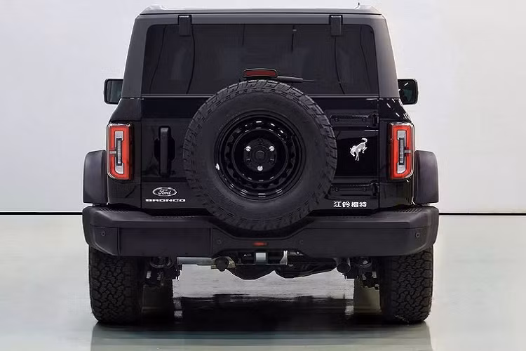 Ford Bronco dành riêng cho thị trường Trung Quốc chỉ được sản xuất với thiết kế 4 cửa, bao gồm 2 biến thể về kiểu mâm, cản trước và sau. So với xe ở Mỹ, chiếc SUV địa hình có “dấu hiệu nhận biết” là dòng chữ Ford nhỏ trên lưới tản nhiệt ngay phía trên dòng chữ Bronco. Thêm vào đó là tên của liên doanh Jiangling Ford được viết bằng chữ Hán giản thể ở đuôi xe.
