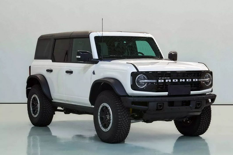 Theo công bố của MIIT, Ford Bronco 2023 mới có tổng chiều dài dao động từ 4.800 mm đến 4.825 mm, chiều rộng 2.070 mm và chiều cao 1.990 mm. So sánh với xe ở Mỹ, Bronco Trung Quốc rộng hơn và cao hơn một chút.