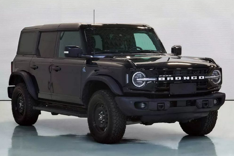 Mặc dù mẫu xe này vẫn chưa chính thức ra mắt nhưng những hình ảnh của Ford Bronco bản Trung Quốc đã xuất hiện trên web của Bộ Công nghiệp và Công nghệ Thông tin Trung Quốc (MIIT). Những hình ảnh này cho thấy một số điểm khác biệt so với phiên bản Bronco phiên bản Mỹ.