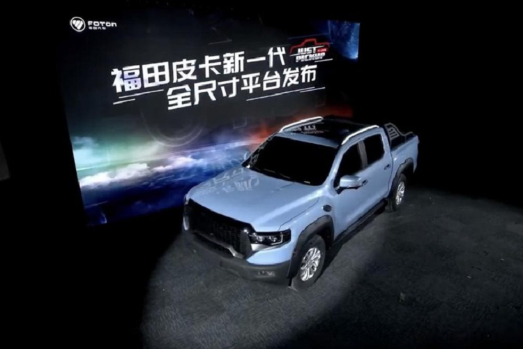 Nhưng có 1 bức ảnh nội thất về xe cho thấy nó dùng màn hình cảm hứng lên đến 14,6 inch, khoang lái được bọc da cao cấp, và có thêm gỗ, tiếp đến là vi sai điều khiển điện tử cho cầu trước và cầu sau, cửa sổ trời toàn cảnh. Mức giá xe Foton Mars 9 2023 hiện vẫn là một ẩn số.