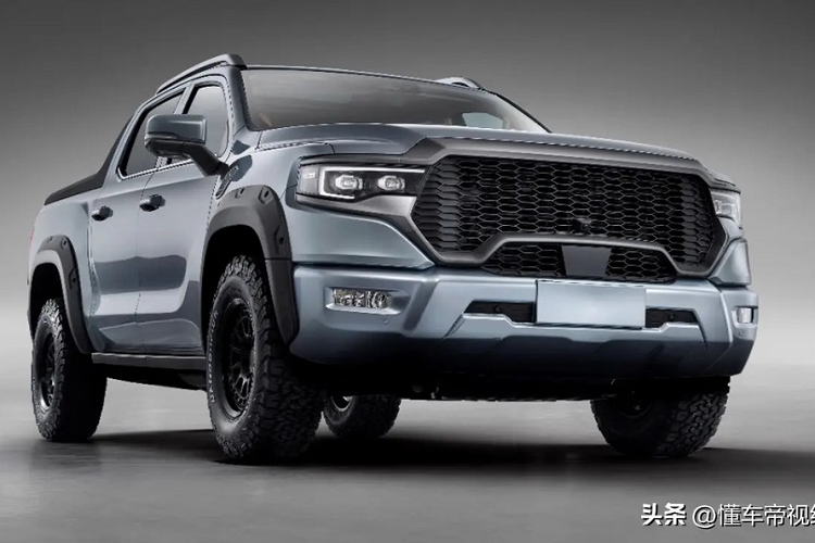 Cụ thể là nhìn kiểu đèn pha LED của Foton Mars 9 chẳng khác gì "sao y bản chính" của xe bán tải hạng nặng Ram 1500 đang bán chính hãng tại Việt Nam, thú vị hơn, lưới tản nhiệt của xe nhái trắng trợn lại phiên bản hiệu suất cao của dòng này là Ram 1500 TRX.