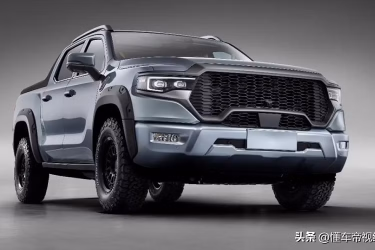 Cụ thể là nhìn kiểu đèn pha LED của Foton Mars 9 chẳng khác gì "sao y bản chính" của xe bán tải hạng nặng Ram 1500 đang bán chính hãng tại Việt Nam, thú vị hơn, lưới tản nhiệt của xe nhái trắng trợn lại phiên bản hiệu suất cao của dòng này là Ram 1500 TRX.