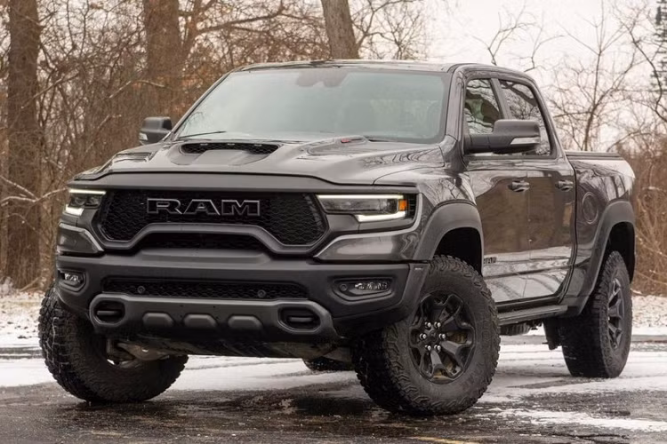 Điều gây bất ngờ cho cư dân mạng là ngoài việc Foton Mars 7 nhái Ford F-150 Raptor quá rõ nét, chiếc xe còn lại, Mars 9 cũng khiến người xem phải bất ngờ vì giống na ná 1 chiếc xe bán tải hạng nặng khác là RAM 1500 TRX.