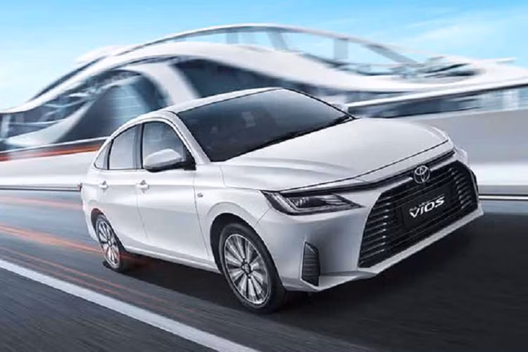 Như vậy, động cơ xăng 1.5L của Toyota Vios Hybrid 2024 sẽ chỉ đóng vai trò sạc pin cho xe. Trong khi đó, mô-tơ điện sẽ truyền động trực tiếp cho bánh xe. Với hệ truyền động này, Toyota Vios Hybrid 2024 dự kiến sẽ tiết kiệm nhiên liệu hơn phiên bản máy xăng đang bán tại Thái Lan.