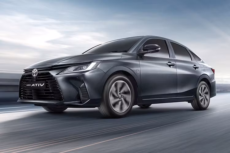 Trong khi đó, bên trong Toyota Vios Hybrid 2024 sẽ có thêm bảng đồng hồ kỹ thuật số dành riêng cho xe. Bảng đồng hồ này sẽ không hiển thị vòng tua máy động cơ như phiên bản máy xăng. Thay vào đó, bảng đồng hồ sẽ hiển thị các chức năng hybrid của xe. Giá xe Toyota Vios Hybrid 2024 hiện chưa được hé lộ.