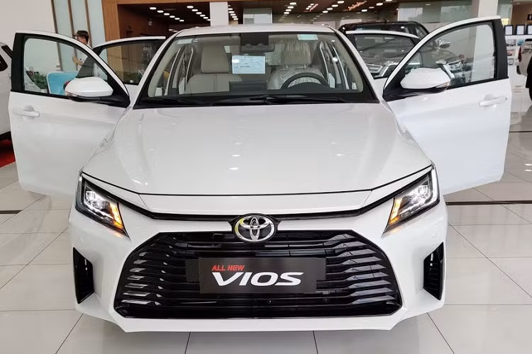 Tuy nhiên trong năm nay, Toyota có thể sẽ đền đáp sự kỳ vọng của người tiêu dùng. Theo truyền thông Thái Lan, Toyota Vios Hybrid 2024 mới sẽ chính thức ra mắt thị trường này trong năm nay, dự kiến là cuối quý III và đầu quý IV. Đây cũng chính là thời điểm ra mắt Thái Lan của mẫu SUV cỡ B Toyota Yaris Cross 2024 dành cho các thị trường đang nổi.