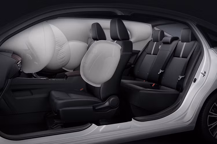 Ngoài hệ truyền động, Toyota Vios Hybrid 2024 dự kiến sẽ không thay đổi thiết kế so với phiên bản máy xăng. Tuy nhiên, để dễ phân biệt, hãng Toyota sẽ bổ sung logo với nền màu xanh dương cho mẫu xe này. Thêm vào đó là logo Hybrid bên sườn xe và trên cửa cốp sau, tương tự các mẫu xe xăng lai điện khác của thương hiệu Toyota.