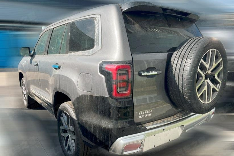 Đến nay, trên mạng xã hội lại rò rỉ 1 số hình ảnh về chiếc xe Beijing BJ60 khá bí ẩn, cụ thể, ngoại hình xe chỉ có 1 số chi tiết khác biệt so với xe Beijing BJ60 đang bán trên thị trường, đã ra mắt từ 2 năm trước, vì thế, không ít người tin rằng đây là 1 phiên bản khác của Beijing BJ60 hoặc là bản nâng cấp giữa vòng đời.