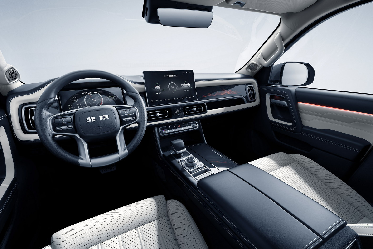 Về sức mạnh, mẫu xe Beijing BJ60 2024 mới dự kiến sẽ bổ sung thêm động cơ 1.5T để lựa chọn và thông số về sức mạnh vẫn chưa rõ ràng. Còn bản cũ, sử dụng hệ truyền động xăng 4 xi-lanh, tăng áp, dung tích 2.0L, riêng bản Honor Edition là hệ truyền động mild hybrid bao gồm động cơ xăng trên cùng với mô-tơ điện 48V.