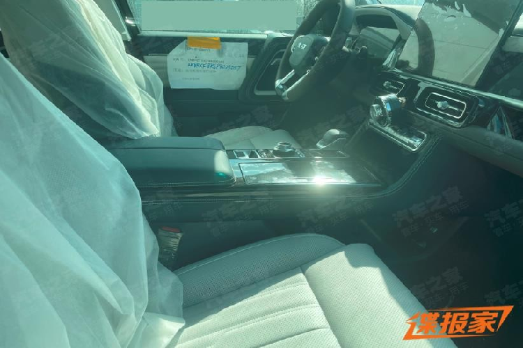 Về nội thất, phong cách tổng thể của xe mới hướng đến sự sang trọng, với bảng điều khiển trung tâm màu đen và ghế ngồi màu trắng. Sự kết hợp của da, sơn và trang trí mạ crôm làm cho toàn bộ nội thất tràn ngập bầu không khí sang trọng, cuối cùng là đồng hồ LCD và màn hình điều khiển trung tâm kích thước lớn.