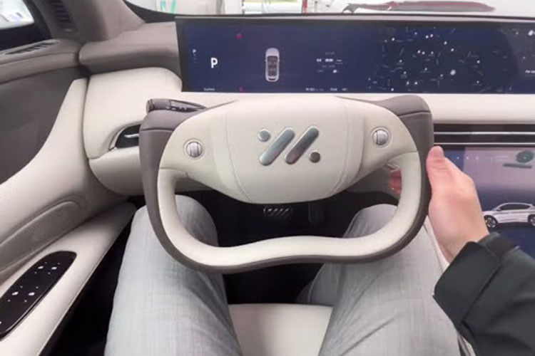 Bên trong nội thất của xe IM LS6, điểm bắt mắt nhất có lẽ là vô lăng có chiều rộng bằng một nửa kết hợp với màn hình dài 42 inch kéo dài đến vị trí phi công phụ. Đồng thời, trên bảng điều khiển trung tâm có màn hình điều khiển trung tâm hình chữ nhật, ngay phía trên bảng sạc không dây và hai hộc đựng cốc.