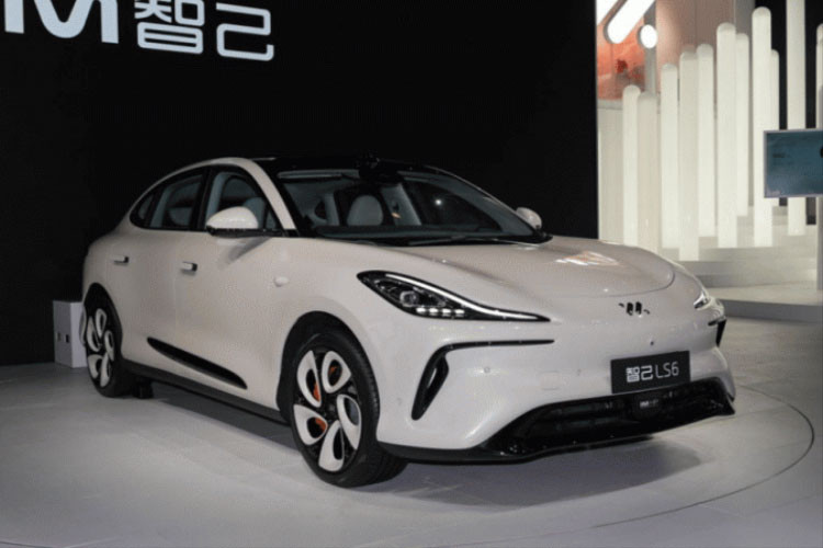 IM LS6 2024 2024 mới là chiếc xe SUV điện, đồng thời cũng là mẫu xe thứ ba của IM Motors, một thương hiệu con của liên doanh SAIC - Zhangjiang Hi-Tech - Alibaba, đã lần đầu tiên ra mắt thị trường Trung Quốc vào tháng 8/2023 ở triển lãm ô tô Thành Đô.