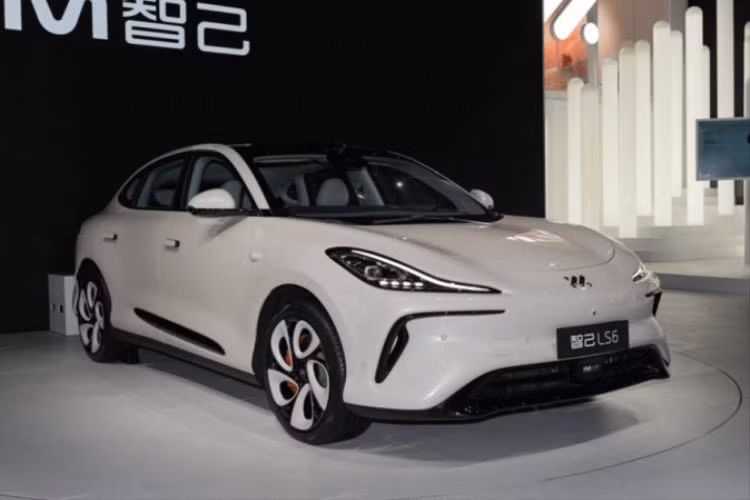 IM LS6 2024 2024 mới là chiếc xe SUV điện, đồng thời cũng là mẫu xe thứ ba của IM Motors, một thương hiệu con của liên doanh SAIC - Zhangjiang Hi-Tech - Alibaba, đã lần đầu tiên ra mắt thị trường Trung Quốc vào tháng 8/2023 ở triển lãm ô tô Thành Đô.