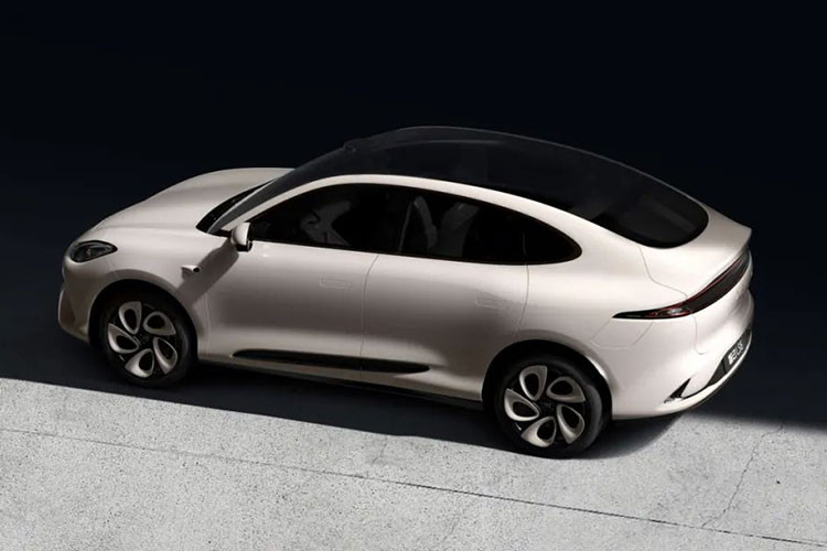 Thời gian tăng tốc 0 – 100 km/h chính thức là 3,48 giây và tốc độ tối đa có thể đạt tới 252 km/h. Phiên bản dẫn động cầu trước được trang bị động cơ 250 kW. Tốc độ tối đa là 200 km/h. Bốn công suất pin lithium ba cấp do CATL cung cấp lần lượt là 71,2 kWh, 83 kWh, 83,3 kWh và 100 kWh, tương ứng với phạm vi hành trình chạy điện thuần túy theo NEDC lần lượt là 560 km, 590 km, 630 km và 702 km.