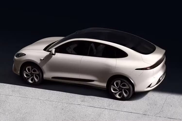 Thời gian tăng tốc 0 – 100 km/h chính thức là 3,48 giây và tốc độ tối đa có thể đạt tới 252 km/h. Phiên bản dẫn động cầu trước được trang bị động cơ 250 kW. Tốc độ tối đa là 200 km/h. Bốn công suất pin lithium ba cấp do CATL cung cấp lần lượt là 71,2 kWh, 83 kWh, 83,3 kWh và 100 kWh, tương ứng với phạm vi hành trình chạy điện thuần túy theo NEDC lần lượt là 560 km, 590 km, 630 km và 702 km.