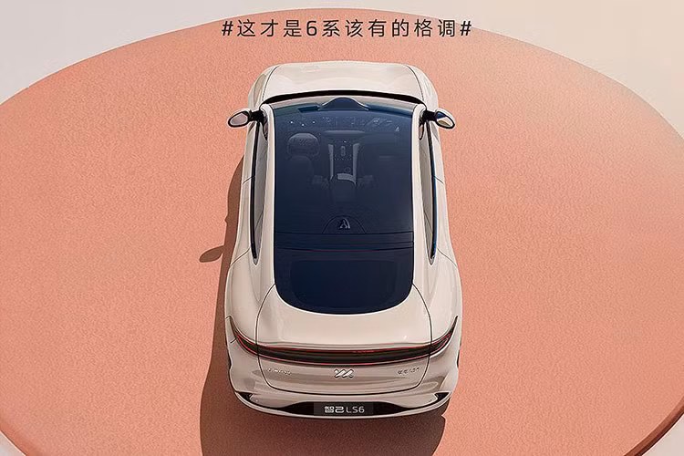 Hơn nữa, IM LS6 áp dụng thiết kế fastback và có mặt trước kín, nắp tùy chọn trên mui, đèn hậu kiểu xuyên thấu, màn hình LED ở phía sau và tay nắm cửa ẩn. Xe chạy trên bộ vành 21 inch. Kích thước lốp trước và sau lần lượt là 235/45 và 265/40.