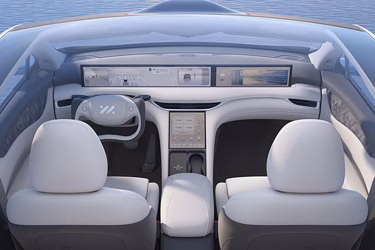 Hệ điều hành của xe là IM OS 2.0 do IM Motors tự phát triển. Hơn nữa, khoang lái còn được trang bị chip NVIDIA Orin cho hệ thống hỗ trợ lái xe tiên tiến. IM Motors dự kiến sẽ triển khai các chức năng không người lái để lái xe trên đường cao tốc trong năm nay, bao phủ 333 thành phố của Trung Quốc.