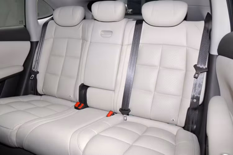 Hệ thống lái xe tự động trong đô thị sẽ bắt đầu thử nghiệm công khai vào cuối năm 2023. IM LS6 có sẵn ở cả hệ dẫn động bốn bánh và dẫn động cầu trước. Phiên bản dẫn động bốn bánh bao gồm động cơ truyền động dựa trên SiC (silicon cacbua) phía trước và phía sau với công suất tổng hợp 579 mã lực và mô-men xoắn tổng hợp 800 Nm.