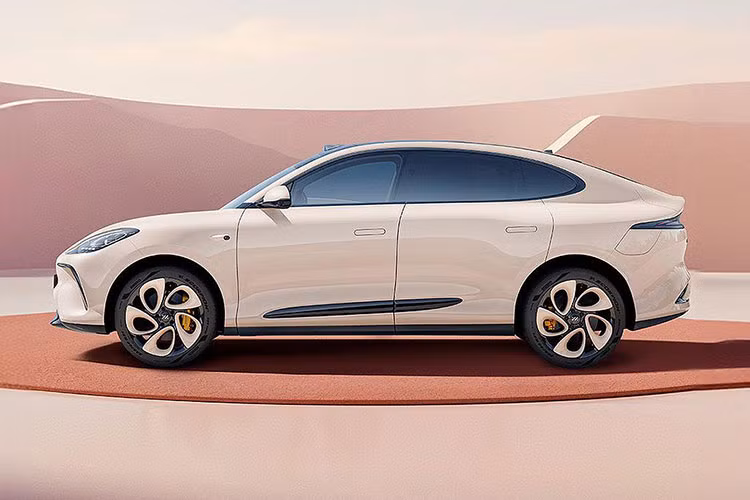 Mức giá xe IM LS6 2024 tại thị trường Trung Quốc sẽ dao động từ 230.000 nhân dân tệ đến 300.000 nhân dân tệ (khoảng 31.500 USD – 41.090 USD, tương đương 750 triệu đồng đến 976 triệu đồng).