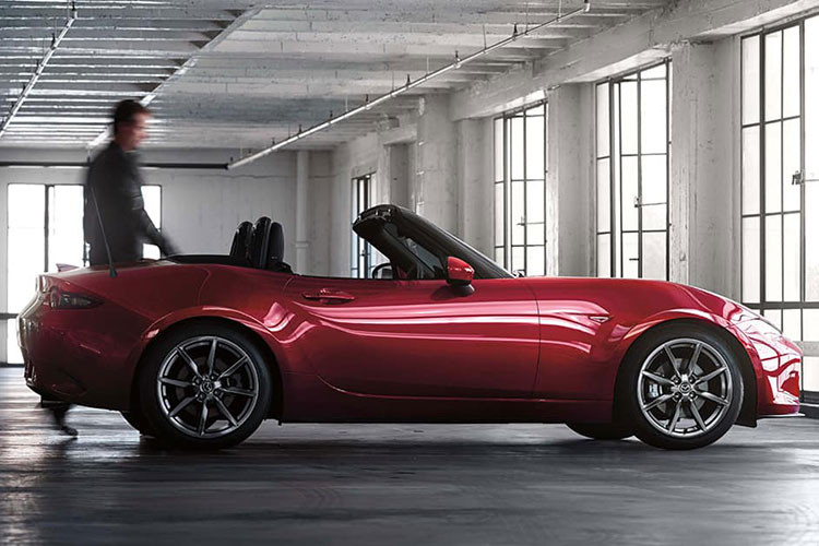 Để làm mới mẫu xe này trước khi thế hệ tiếp theo trình làng, dự kiến vào năm 2025, hãng Mazda đã thay đổi nhẹ ở thiết kế, công nghệ và tính năng an toàn của MX-5. Bước sang phiên bản mới, Mazda MX-5 thể thao trông khá quen mắt vì chỉ được nâng cấp ở một số chi tiết ngoại thất như hệ thống đèn.