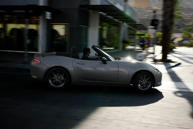 Hệ thống thông tin giải trí của Mazda MX-5 2024 được bổ sung những tính năng kết nối mới. Nhờ đó, người dùng có thể thực hiện các cuộc gọi khẩn cấp hoặc tư vấn, định vị xe và điều khiển một số tính năng từ xa thông qua điện thoại thông minh.