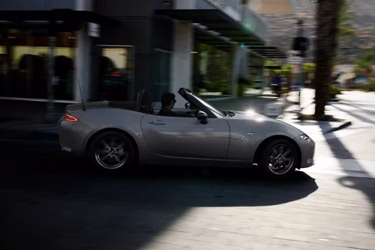 Hệ thống thông tin giải trí của Mazda MX-5 2024 được bổ sung những tính năng kết nối mới. Nhờ đó, người dùng có thể thực hiện các cuộc gọi khẩn cấp hoặc tư vấn, định vị xe và điều khiển một số tính năng từ xa thông qua điện thoại thông minh.