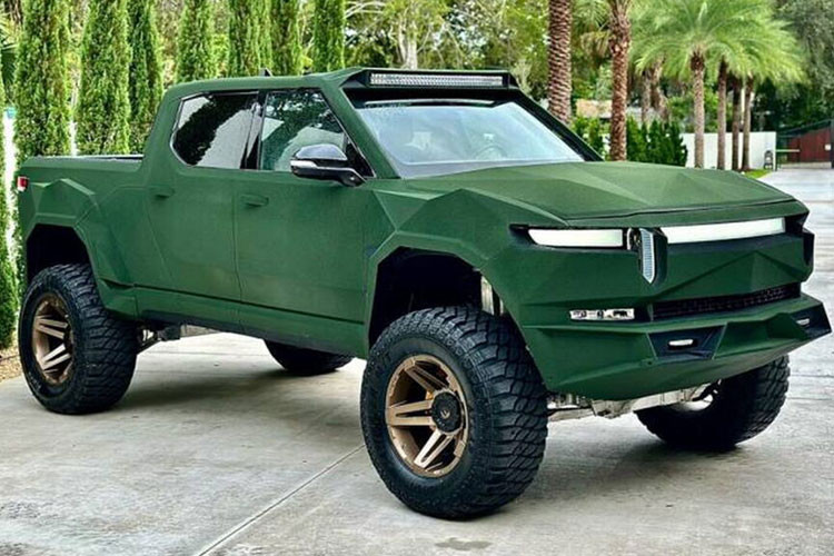 Những phụ kiện này không chỉ mang lại vẻ ngoại hình mạnh mẽ mà còn bảo vệ cho xe trong những điều kiện địa hình khó khăn. Rivian Nirvana nâng cấp dàn chân với bộ mâm SFJ Fuel Off-Road SFJ kích thước 20 inch kết hợp lốp 38×15.5R20 Atlas Paraller M/T.