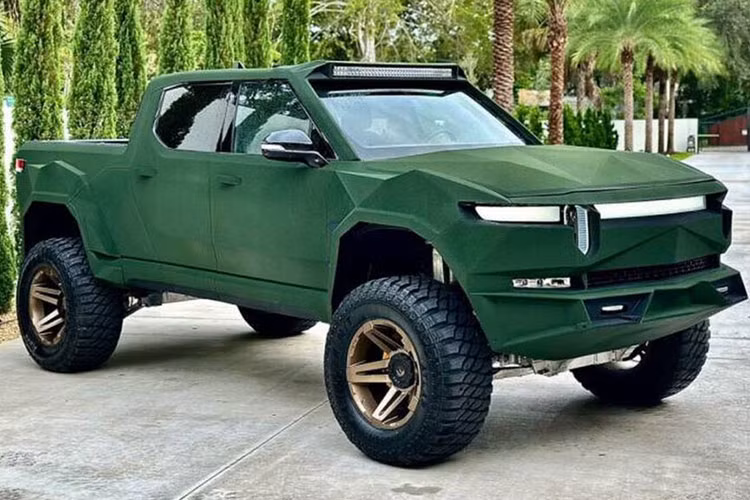 Những phụ kiện này không chỉ mang lại vẻ ngoại hình mạnh mẽ mà còn bảo vệ cho xe trong những điều kiện địa hình khó khăn. Rivian Nirvana nâng cấp dàn chân với bộ mâm SFJ Fuel Off-Road SFJ kích thước 20 inch kết hợp lốp 38×15.5R20 Atlas Paraller M/T.