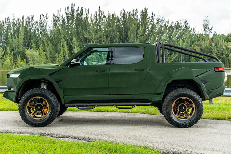 Ngoại thất của Rivian R1T độ Apocalypse Nirvana phủ Kevlar màu xanh lá. Hãng độ Apocalypse Manufacturing đã tạo hình tổng thể xe với nhiều góc cạnh cùng những chi tiết được làm gồ ghề hơn cho Rivian.