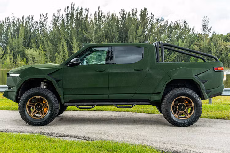 Ngoại thất của Rivian R1T độ Apocalypse Nirvana phủ Kevlar màu xanh lá. Hãng độ Apocalypse Manufacturing đã tạo hình tổng thể xe với nhiều góc cạnh cùng những chi tiết được làm gồ ghề hơn cho Rivian.