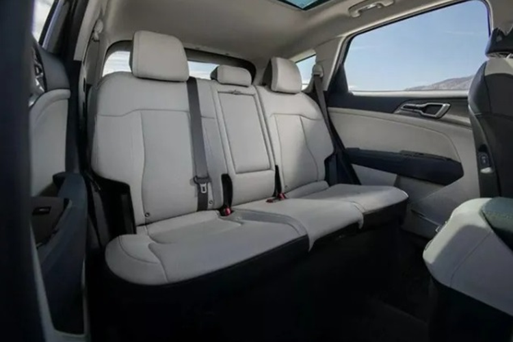 Đối với hai bản EX và SX Prestige, xe sẽ có màn hình cong tích hợp bảng đồng hồ kỹ thuật số 12,3 inch, hệ thống thông tin giải trí 12,3 inch, vô lăng bọc da có sưởi, ghế trước sưởi/thông gió, dàn loa Harman Kardon và bộ sạc điện thoại thông minh không dây.