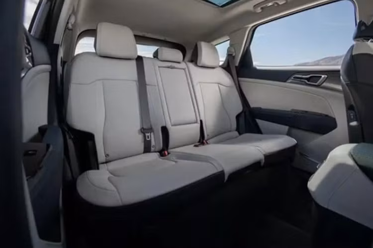 Đối với hai bản EX và SX Prestige, xe sẽ có màn hình cong tích hợp bảng đồng hồ kỹ thuật số 12,3 inch, hệ thống thông tin giải trí 12,3 inch, vô lăng bọc da có sưởi, ghế trước sưởi/thông gió, dàn loa Harman Kardon và bộ sạc điện thoại thông minh không dây.