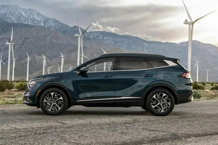 Ở bản LX tiêu chuẩn, mẫu xe SUV Kia Sportage Hybrid 2024 sẽ được trang bị kính chắn gió cách âm, kính sau nhìn một chiều và bộ mâm hợp kim 17 inch. Trong khi đó, hai bản cao hơn sẽ được bổ sung đèn sương mù LED, cửa cốp chỉnh điện, cửa sổ trời và bộ mâm hợp kim 18 inch.