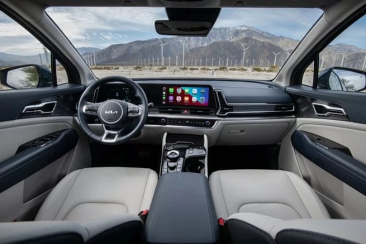 Về nội thất, Sportage Hybrid 2024 được trang bị nhiều tiện ích hiện đại như: màn cảm ứng 8 inch, bảng đồng hồ kỹ thuật số 12,2 inch, điều hòa 2 vùng tự động và 6 loa giải trí trên bản tiêu chuẩn.