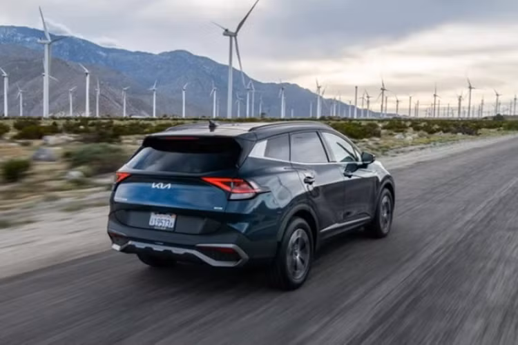 Về trang bị an toàn, Kia Sportage Hybrid 2024 có hỗ trợ đèn pha, hỗ trợ tránh va chạm phía trước, hỗ trợ bám làn đường, hỗ trợ giữ làn đường và cảnh báo lùi quá sát xe khác.