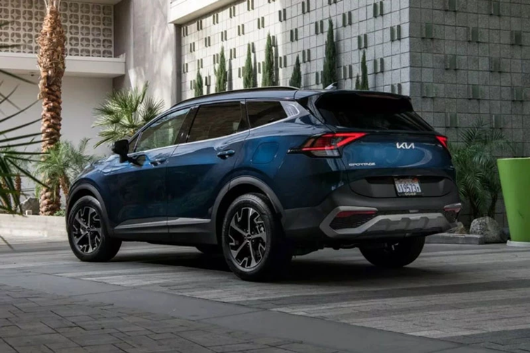 Cung cấp sức mạnh cho Kia Sportage hybrid 2024 là động cơ tăng áp 4 xi-lanh 1.6L cùng 2 mô-tơ điện và gói pin 1.49 kWh. Xe có tổng công suất 227 mã lực và mô-men xoắn 349 Nm. Theo nhà sản xuất, mức tiêu thụ nhiên liệu trung bình là 5,47 lít/100 km.