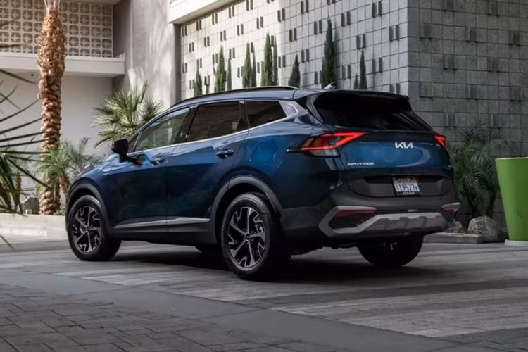 Cung cấp sức mạnh cho Kia Sportage hybrid 2024 là động cơ tăng áp 4 xi-lanh 1.6L cùng 2 mô-tơ điện và gói pin 1.49 kWh. Xe có tổng công suất 227 mã lực và mô-men xoắn 349 Nm. Theo nhà sản xuất, mức tiêu thụ nhiên liệu trung bình là 5,47 lít/100 km.