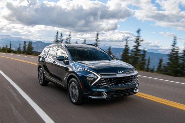 Ở phiên bản cao cấp, xe sẽ có thêm hệ thống hỗ trợ lái xe trên đường cao tốc, kiểm soát hành trình thích ứng, cảnh báo điểm mù, cảnh báo phương tiện cắt ngang phía sau, cảnh báo người ngồi sau mở cửa thiếu an toàn, hỗ trợ đỗ xe thông minh từ xa, màn hình quan sát điểm mù và màn hình quan sát xung quanh.