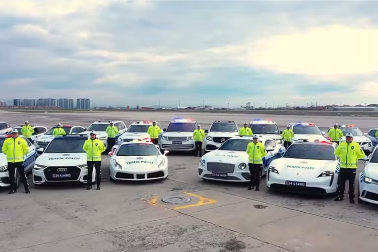 Mới đây, bộ trưởng Bộ Nội Vụ Thổ Nhĩ Kỳ Ali Yerlikaya vừa đăng trên trang X (Twitter) cá nhân một clip ngắn, cho thấy dàn siêu xe của cảnh sát Thổ Nhĩ Kỳ dành cho lực lượng cảnh sát giao thông.