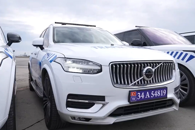 Có đến 3 chiếc Volvo XC90 được trưng dụng trong đợt truy bắt này. Tại Việt Nam, mẫu SUV hạng sang này có mức giá trên 4 tỷ đồng, và 4,65 tỷ đồng cho biến thể PHEV.