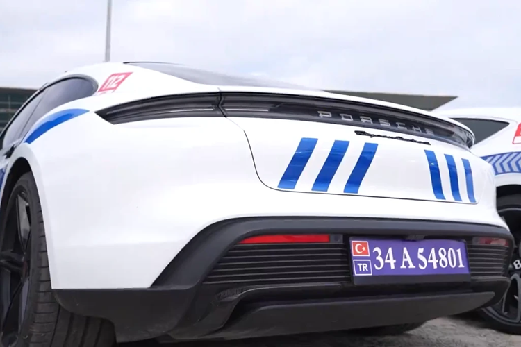 Porsche Taycan Turbo S là mẫu xe điện hiếm hoi trong dàn xe từ tên trùm buôn ma túy. Tại Việt Nam, mẫu xe thể thao thuần điện này được phân phối nhiều phiên bản, với mức giá khởi điểm từ 4,26 tỷ đồng và cao nhất 8,5 tỷ cho bản Taycan Turbo S.