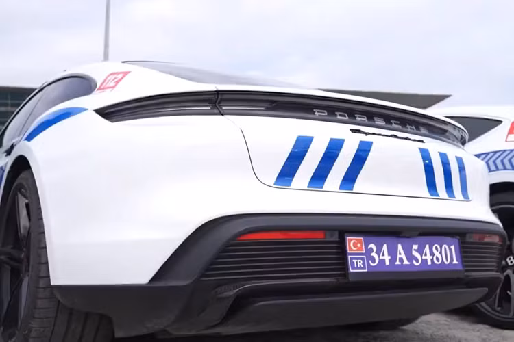 Porsche Taycan Turbo S là mẫu xe điện hiếm hoi trong dàn xe từ tên trùm buôn ma túy. Tại Việt Nam, mẫu xe thể thao thuần điện này được phân phối nhiều phiên bản, với mức giá khởi điểm từ 4,26 tỷ đồng và cao nhất 8,5 tỷ cho bản Taycan Turbo S.