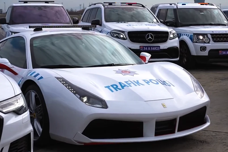 Siêu xe Ferrari 488 GTB cảnh sát cũng góp mặt trong dàn xe này. Tại Việt Nam, 488 GTB từng tạo nên cơn sốt trong giới chơi xe từ những năm 2016 - 2017 với mức giá lúc bấy giờ khoảng 17 - 18 tỷ đồng.