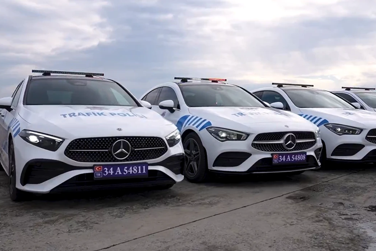 Dàn xe Mercedes-Benz của cảnh sát Thổ Nhĩ Kỳ với nhiều mẫu mã như A-Class, C-Class, E-Class, CLA-Class... đã được thay mới ngoại thất với màu sắc và logo "Trafik Polisi" (cảnh sát giao thông).