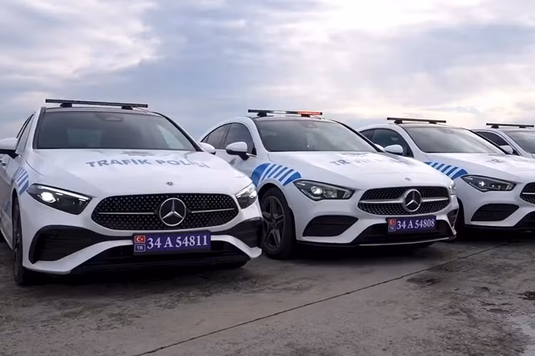 Dàn xe Mercedes-Benz của cảnh sát Thổ Nhĩ Kỳ với nhiều mẫu mã như A-Class, C-Class, E-Class, CLA-Class... đã được thay mới ngoại thất với màu sắc và logo "Trafik Polisi" (cảnh sát giao thông).