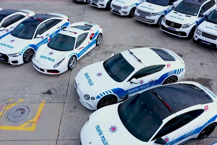 Với số lượng 23 chiếc, giá trị của dàn xe này hơn 100 triệu Lira, tương đương khoảng 3,4 triệu USD. Với sự góp mặt của những mẫu xe thể thao ấn tượng, nhiều tín đồ dễ dàng liên tưởng đến lực lượng cảnh sát với dàn siêu xe hùng hậu của Dubai hay Abu Dhabi.