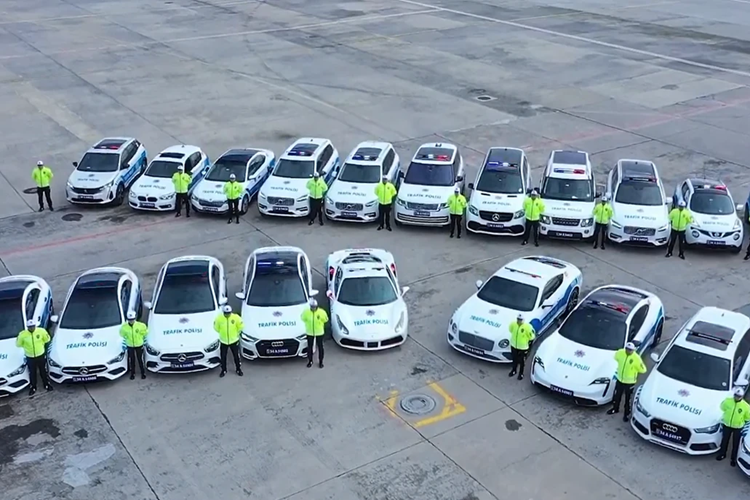 Đây là chiến lợi phẩm trong vụ truy quét trùm buôn ma túy Hakan Ayik vào tháng 11/2023. Sau khi bắt giữ thành công đối tượng này, cảnh sát Thổ Nhĩ Kỳ cũng đã tịch thu dàn siêu xe trị giá hàng triệu USD của hắn.